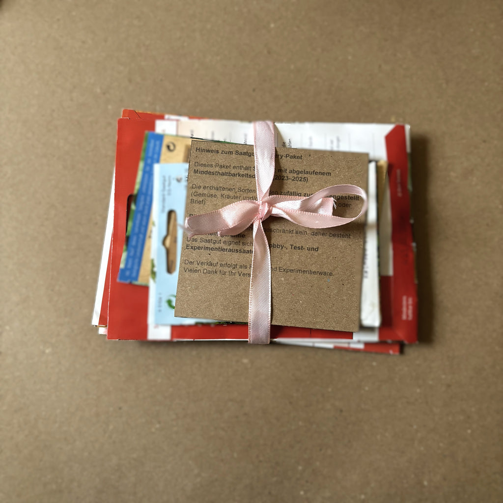 Gebündeltes Saatgut-Mystery-Paket mit Hinweiszettel, nachhaltig verpackt als Experimentierware