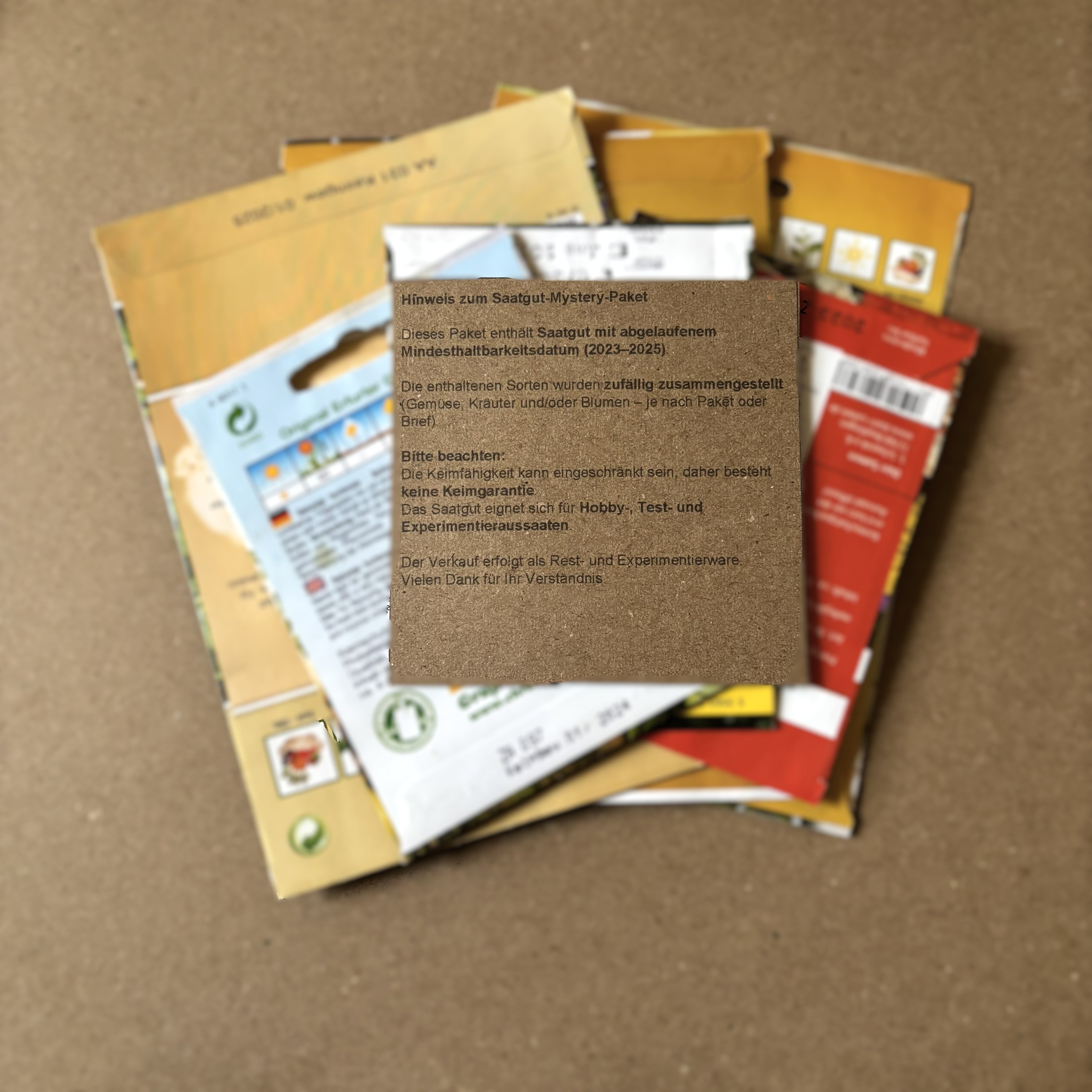 Zufällig zusammengestellte Saatguttüten mit Hinweiszettel, Saatgut-Mystery-Paket mit abgelaufenem Mindesthaltbarkeitsdatum